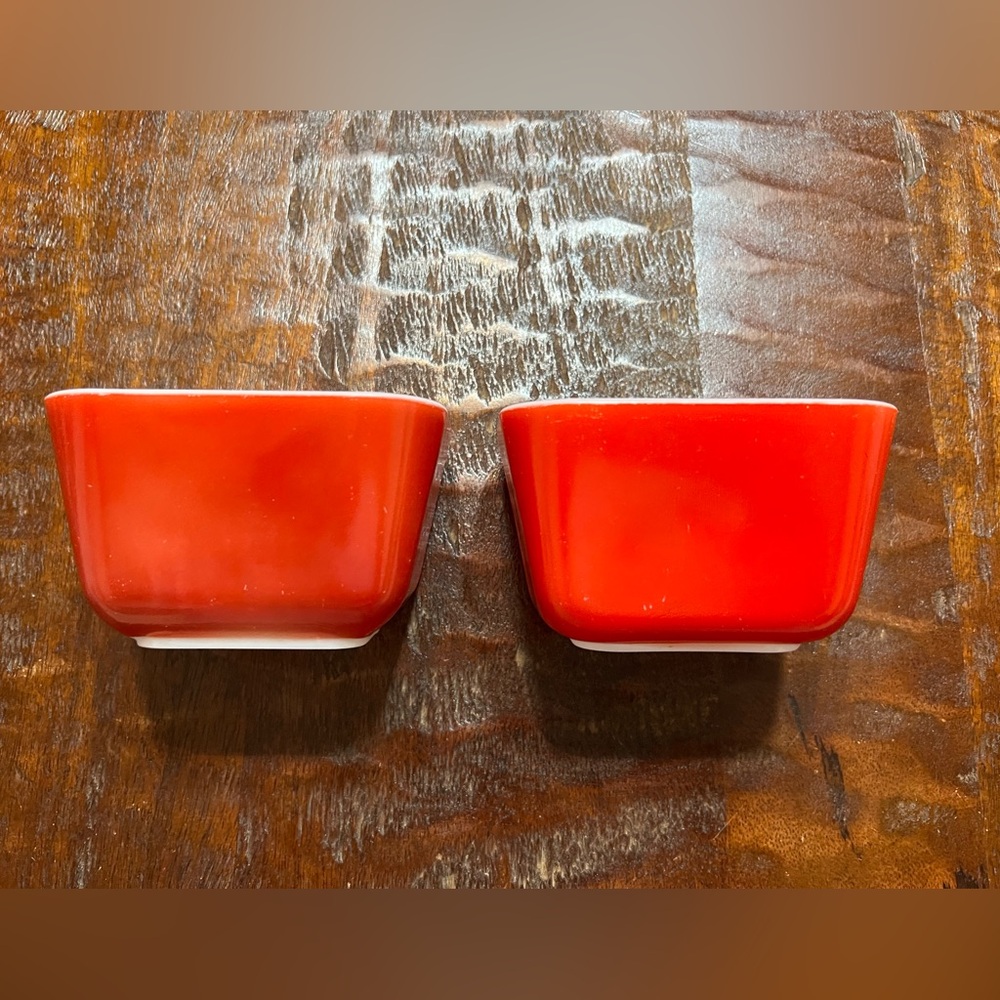 PYREX | Red Refrigerator Dish (2)